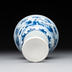 A Chinese blue and white stem cup with scholars in a landscape, Transitional period — foto 4