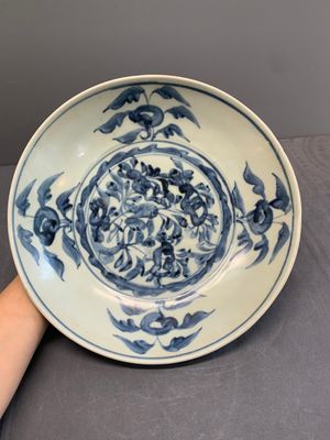 A Chinese blue and white Swatow dish with floral design, Ming — foto 1