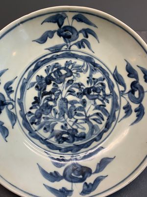 A Chinese blue and white Swatow dish with floral design, Ming — foto 2