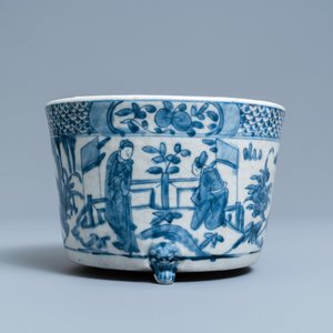 A Chinese blue and white Swatow tripod censer, Ming — photo 2