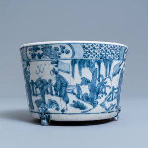 A Chinese blue and white Swatow tripod censer, Ming — photo 3
