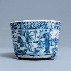 A Chinese blue and white Swatow tripod censer, Ming — photo 4