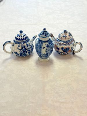 A Chinese blue and white tea caddy, a teapot and an Imari-style teapot, Kangxi/Yongzheng — photo 1