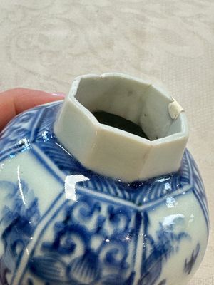 A Chinese blue and white tea caddy, a teapot and an Imari-style teapot, Kangxi/Yongzheng — photo 11