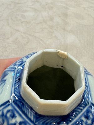 A Chinese blue and white tea caddy, a teapot and an Imari-style teapot, Kangxi/Yongzheng — photo 12
