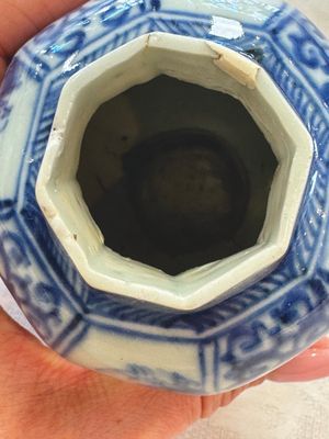 A Chinese blue and white tea caddy, a teapot and an Imari-style teapot, Kangxi/Yongzheng — photo 13