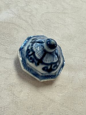 A Chinese blue and white tea caddy, a teapot and an Imari-style teapot, Kangxi/Yongzheng — photo 14