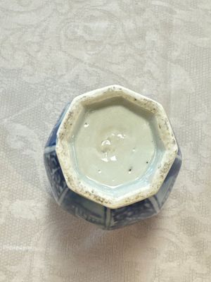 A Chinese blue and white tea caddy, a teapot and an Imari-style teapot, Kangxi/Yongzheng — photo 20