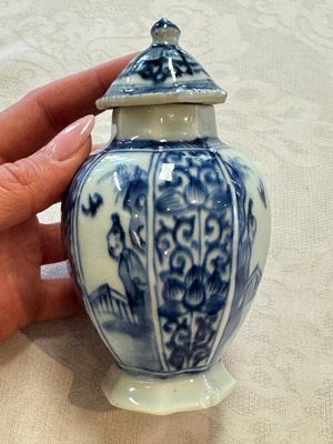 A Chinese blue and white tea caddy, a teapot and an Imari-style teapot, Kangxi/Yongzheng — photo 2