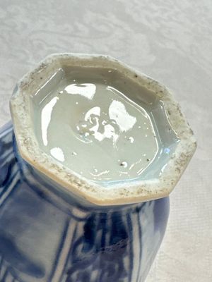 A Chinese blue and white tea caddy, a teapot and an Imari-style teapot, Kangxi/Yongzheng — photo 22