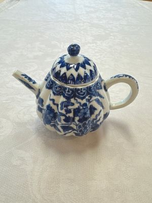 A Chinese blue and white tea caddy, a teapot and an Imari-style teapot, Kangxi/Yongzheng — photo 23