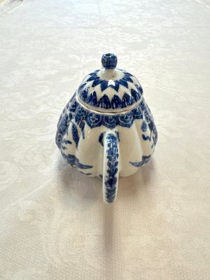 A Chinese blue and white tea caddy, a teapot and an Imari-style teapot, Kangxi/Yongzheng — photo 24