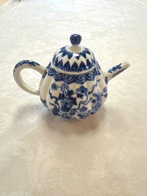 A Chinese blue and white tea caddy, a teapot and an Imari-style teapot, Kangxi/Yongzheng — photo 25