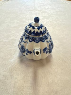 A Chinese blue and white tea caddy, a teapot and an Imari-style teapot, Kangxi/Yongzheng — photo 26