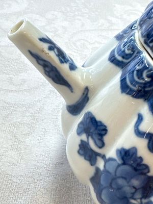 A Chinese blue and white tea caddy, a teapot and an Imari-style teapot, Kangxi/Yongzheng — photo 27