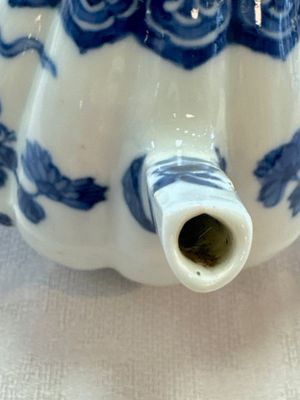 A Chinese blue and white tea caddy, a teapot and an Imari-style teapot, Kangxi/Yongzheng — photo 28