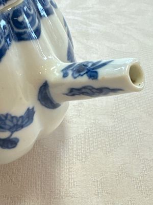 A Chinese blue and white tea caddy, a teapot and an Imari-style teapot, Kangxi/Yongzheng — photo 29