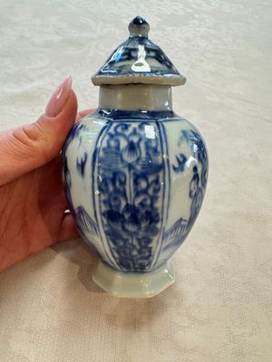 A Chinese blue and white tea caddy, a teapot and an Imari-style teapot, Kangxi/Yongzheng — photo 3