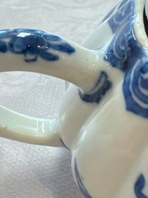 A Chinese blue and white tea caddy, a teapot and an Imari-style teapot, Kangxi/Yongzheng — photo 31
