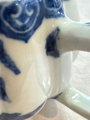 A Chinese blue and white tea caddy, a teapot and an Imari-style teapot, Kangxi/Yongzheng — photo 33