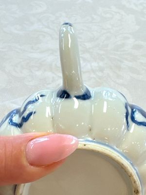 A Chinese blue and white tea caddy, a teapot and an Imari-style teapot, Kangxi/Yongzheng — photo 34