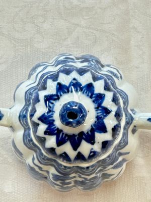 A Chinese blue and white tea caddy, a teapot and an Imari-style teapot, Kangxi/Yongzheng — photo 35