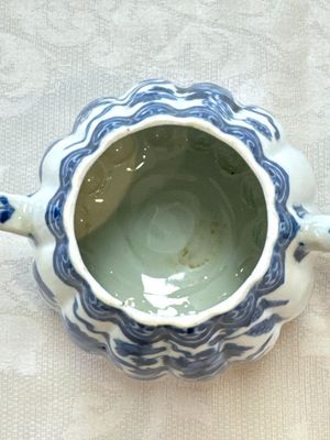 A Chinese blue and white tea caddy, a teapot and an Imari-style teapot, Kangxi/Yongzheng — photo 36