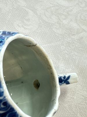 A Chinese blue and white tea caddy, a teapot and an Imari-style teapot, Kangxi/Yongzheng — photo 37