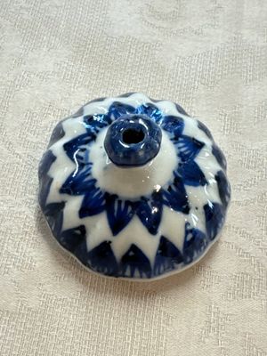 A Chinese blue and white tea caddy, a teapot and an Imari-style teapot, Kangxi/Yongzheng — photo 38