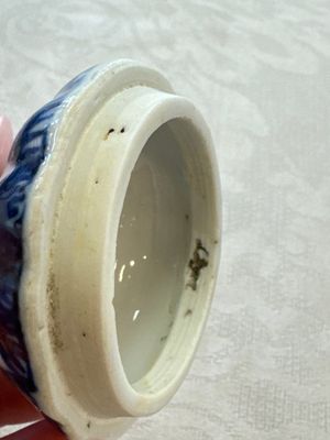 A Chinese blue and white tea caddy, a teapot and an Imari-style teapot, Kangxi/Yongzheng — photo 40