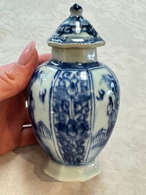 A Chinese blue and white tea caddy, a teapot and an Imari-style teapot, Kangxi/Yongzheng — photo 4