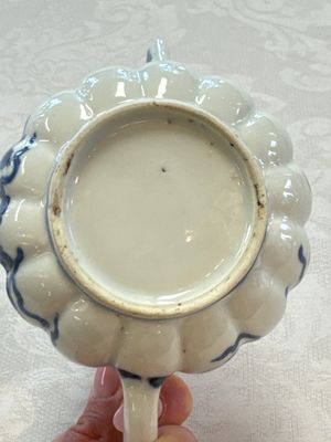 A Chinese blue and white tea caddy, a teapot and an Imari-style teapot, Kangxi/Yongzheng — photo 42