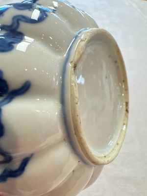 A Chinese blue and white tea caddy, a teapot and an Imari-style teapot, Kangxi/Yongzheng — photo 44