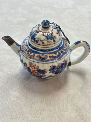 A Chinese blue and white tea caddy, a teapot and an Imari-style teapot, Kangxi/Yongzheng — photo 48