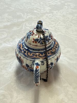 A Chinese blue and white tea caddy, a teapot and an Imari-style teapot, Kangxi/Yongzheng — photo 49