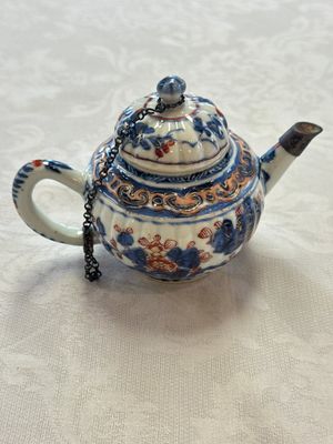 A Chinese blue and white tea caddy, a teapot and an Imari-style teapot, Kangxi/Yongzheng — photo 50