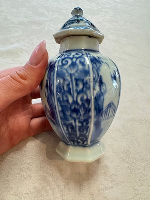 A Chinese blue and white tea caddy, a teapot and an Imari-style teapot, Kangxi/Yongzheng — photo 5