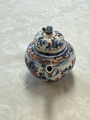 A Chinese blue and white tea caddy, a teapot and an Imari-style teapot, Kangxi/Yongzheng — photo 51