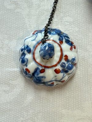 A Chinese blue and white tea caddy, a teapot and an Imari-style teapot, Kangxi/Yongzheng — photo 52