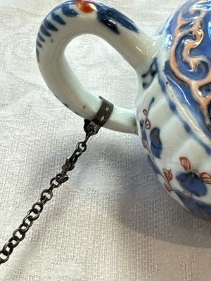 A Chinese blue and white tea caddy, a teapot and an Imari-style teapot, Kangxi/Yongzheng — photo 57