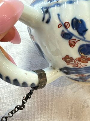 A Chinese blue and white tea caddy, a teapot and an Imari-style teapot, Kangxi/Yongzheng — photo 58