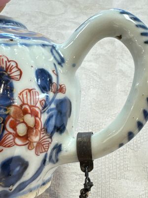 A Chinese blue and white tea caddy, a teapot and an Imari-style teapot, Kangxi/Yongzheng — photo 59