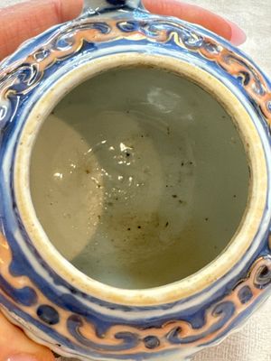 A Chinese blue and white tea caddy, a teapot and an Imari-style teapot, Kangxi/Yongzheng — photo 60