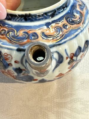 A Chinese blue and white tea caddy, a teapot and an Imari-style teapot, Kangxi/Yongzheng — photo 63