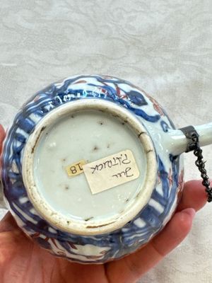 A Chinese blue and white tea caddy, a teapot and an Imari-style teapot, Kangxi/Yongzheng — photo 64