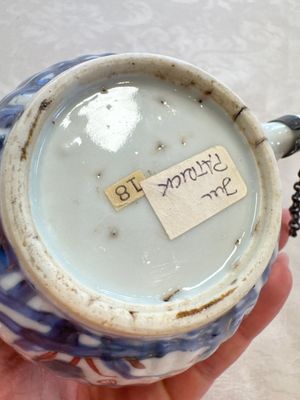 A Chinese blue and white tea caddy, a teapot and an Imari-style teapot, Kangxi/Yongzheng — photo 66