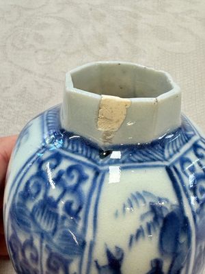 A Chinese blue and white tea caddy, a teapot and an Imari-style teapot, Kangxi/Yongzheng — photo 9