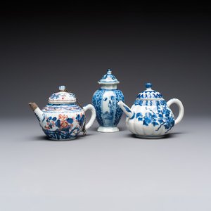 A Chinese blue and white tea caddy, a teapot and an Imari-style teapot, Kangxi/Yongzheng — photo 1