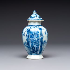 A Chinese blue and white tea caddy, a teapot and an Imari-style teapot, Kangxi/Yongzheng — photo 13