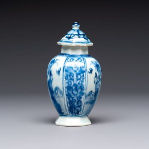 A Chinese blue and white tea caddy, a teapot and an Imari-style teapot, Kangxi/Yongzheng — photo 15
